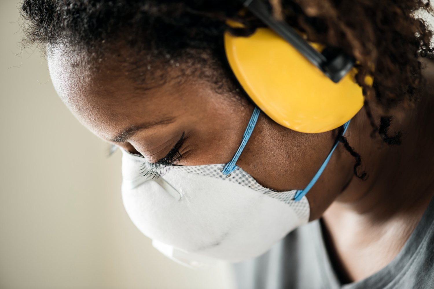 Formanda com equipamento de protecção respiratória e auditiva